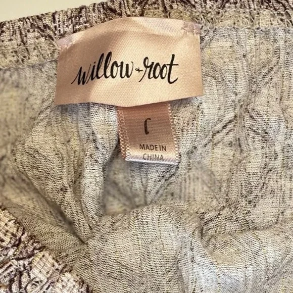 Cropped casual top with large flowing sleeve - Picture 2 of 4